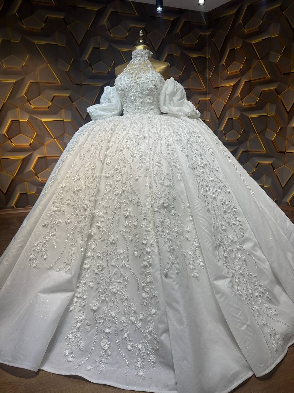 Robe de Mariée Princesse Luxury Fleurs, Manches Longues, Col Bijoux avec Traîne