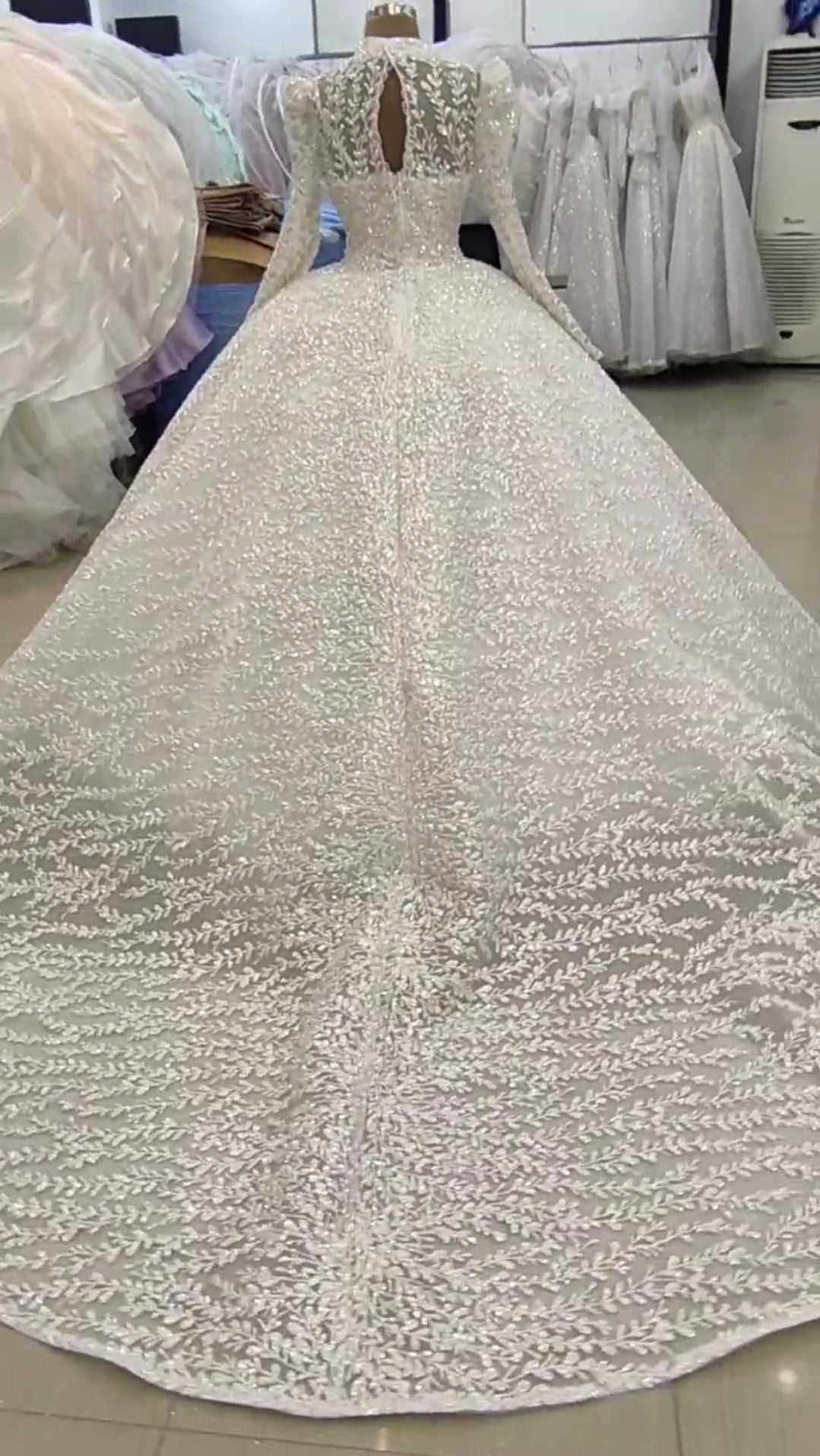 Robe de Mariée Princesse Luxury, Col Bijou Strass, Manches Longues, Strass, Perles avec Traîne