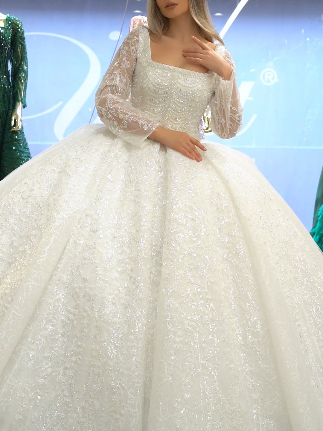 Robe de Mariée Princesse Luxury, Dentelle, Manches Longues, Col Carré